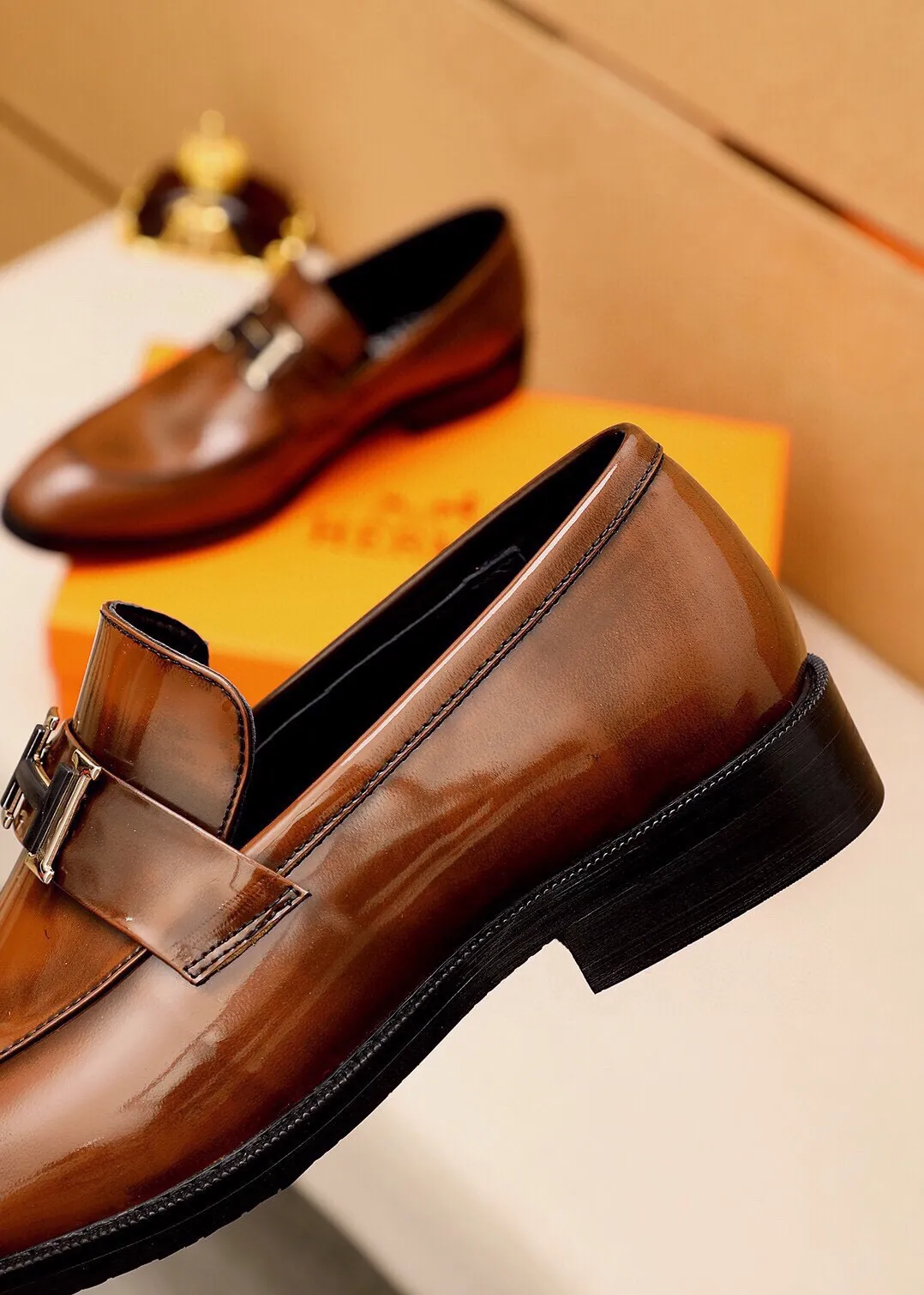 Men's shoes 💰460 💐 Product trademark: HERMES "Hermès" casual leather shoes Regular size: 38-44 (45🉑️customized) Product materials: Selected imported first-layer open edge bead upper + classic hardware buckle, imported water-dyed 🐂 cowhide lining. Strong three-dimensional visual effect, combined outsole Color: 2⃣️colors available